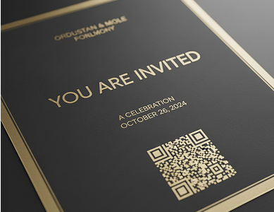 Luxe uitnodiging met goudfolie en QR-code gedrukt op glanspapier.