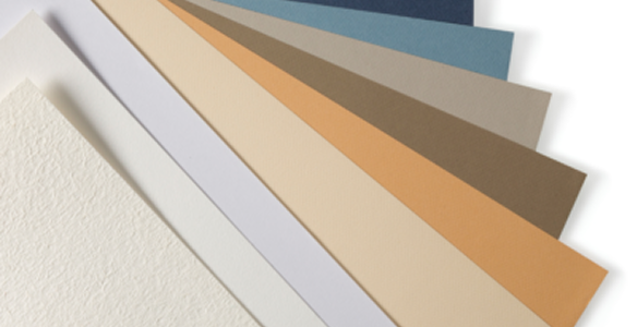 Dik papier 200–400 g/m² ideaal voor visitekaartjes, menukaarten en premium covers.