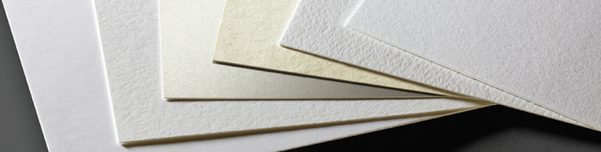 Stalen van papieren met verschillende gramgewichten voor kwaliteitsdrukwerk.