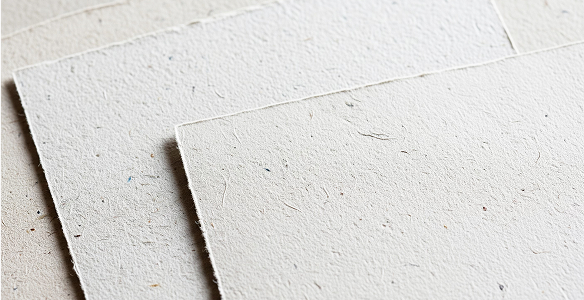 Close-up van vezelige, natuurlijke textuur van gerecycled papier voor ecologisch drukwerk.