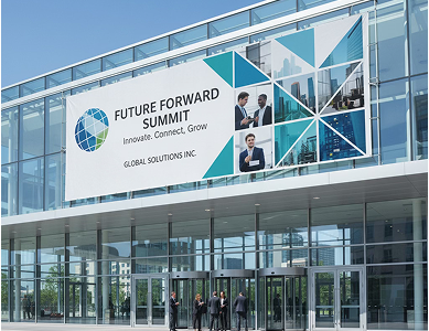 Grote bedrukte banner voor buitensignalisatie en bedrijfscommunicatie.